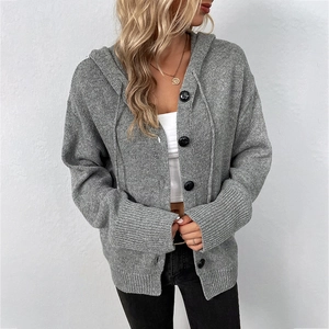 Schicke graue Strickjacke mit Kapuze, schwarzen Knöpfen und verstellbaren Kordelzügen