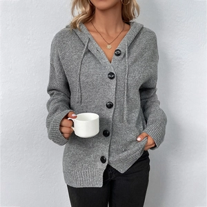 Graue Strickjacke mit Kapuze, schwarzen Knöpfen und Kordelzug für den herbstlichen Look