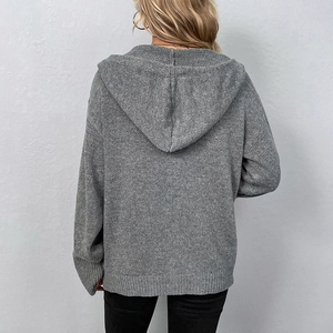 Damen Strick-Kapuzenjacke in Grau mit Kordelzug und Rippbündchen in der Rückenansicht