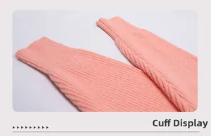 Détail des poignets en tricot côtelé rose doux sur un pull-over à capuche