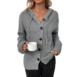 Damen Strickjacke mit Kapuze in Grau mit Knopfverschluss und Kordelzug für den Winter
