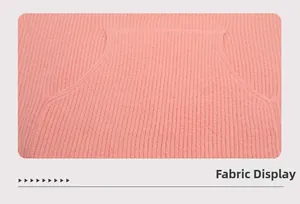 Gros plan sur le tissu en maille rose montrant la texture détaillée et la poche kangourou