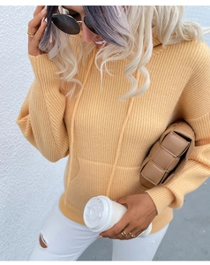 Détail de la maille côtelée du sweat à capuche abricot avec poche kangourou et cordons