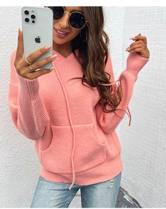 Détail du sweat à capuche en tricot rose corail avec texture côtelée et poche kangourou