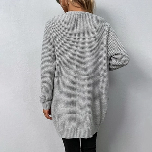 Damen Strickjacke in Grau mit Waffelstrickmuster und lockerer Passform in der Rückansicht