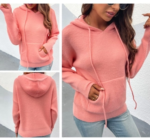 Détail du sweat à capuche en maille rose corail avec texture côtelée et poche kangourou