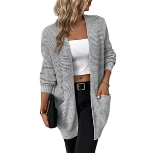 Damen Strickjacke in Grau mit Waffelstrickmuster, offener Vorderseite und Taschen