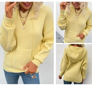 Détail d'un sweat à capuche en maille côtelée jaune pâle avec poche kangourou et cordon
