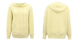 Détail d'un pull en maille à capuche crème avec poche kangourou et texture côtelée