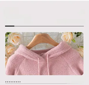 Dettaglio dello scollo della felpa rosa con cappuccio, coulisse e morbida trama in velluto