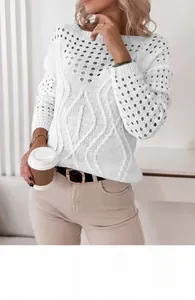 Détail d'un pull en maille crochet blanche à manches longues avec motifs ajourés variés