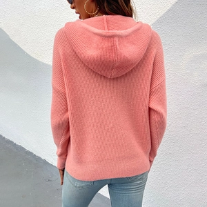 Pull à capuche rose pour femme en tricot côtelé avec épaules tombantes vue de dos élégante