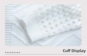 Détail de la maille ajourée et du poignet côtelé de ce pull blanc en tricot doux