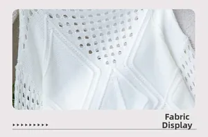 Gros plan d'un pull en maille blanche avec motifs géométriques ajourés et texture douce