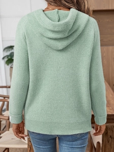 Dettaglio felpa con cappuccio in maglia verde menta con morbida texture simil visone