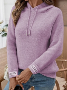 Dettaglio macro della felpa in maglia lavanda con etichetta logo tessuta sulla manica