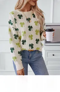 Détail du motif trèfle à quatre feuilles jacquard sur pull ample crème pour femmes