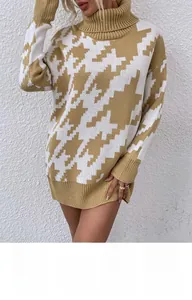 Détail des poignets côtelés et du motif pied-de-poule camel et blanc sur la robe