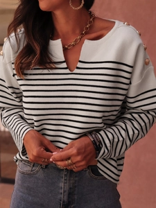 Elegante maglione a righe in maglia con bottoni dorati sulla spalla e scollo a V