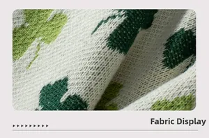 Vue macro du tricot jacquard doux avec motif de trèfle à quatre feuilles en vert