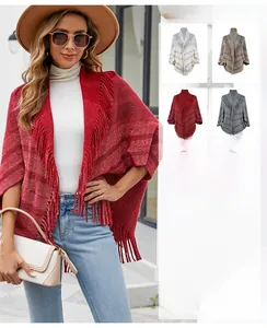 Détails de maille et franges sur ce poncho à rayures rouges pour femme élégante