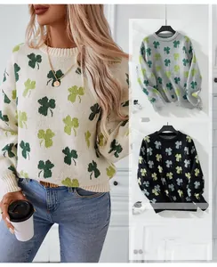 Détail du pull en maille jacquard à trèfles avec col rond côtelé et texture douce