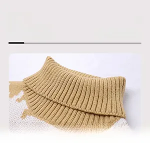 Détail du pull en maille color-block avec texture contrastée jaune et blanche au col