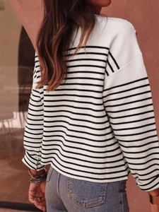 Elegante maglione a righe da donna con bottoni sulla spalla e scollo a intaglio bicolore