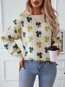 Pull en tricot crème pour femmes avec motifs de trèfle vert et poignets côtelés pour l'hiver