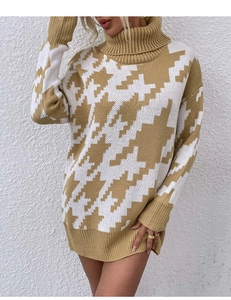 Détail du pull en tricot pied-de-poule avec poignets côtelés et col montant