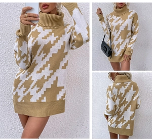 Vue détaillée du motif pied-de-poule contrasté et des poignets côtelés du pull en maille oversize