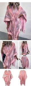 Detailansicht der Strickstruktur mit großem rosa Pelzbommel und Fransensaum