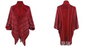 Détail recto et verso d'un poncho tricoté rouge foncé avec des franges et une texture rayée