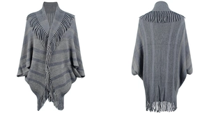 Vue avant et arrière d'un poncho en tricot gris avec rayures et longues franges