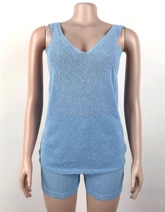 Détails de l'ensemble de plage en maille bleu clair avec haut col en V et short assorti