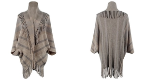 Détails de la texture tricotée et des longues franges sur le poncho rayé pour femme