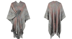 Detail eines farbenfrohen Strickponchos mit Pelzkragen, Quasten und Pompons für Damen