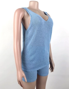 Détail de l'ensemble de plage en tricot bleu ciel avec débardeur en V et short assorti