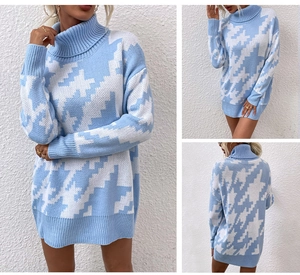 Détails de la robe en tricot pied-de-poule bleu ciel avec poignets et ourlet côtelés