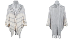 Détails d'un poncho en maille à rayures gris et beige avec bords à franges décoratifs