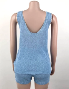 Détail de l'ensemble de plage en maille bleu clair avec dos en U et texture