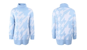 Détails du motif pied-de-poule bleu et blanc et col roulé côtelé sur ce pull en maille