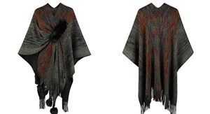 Detailansicht eines bunten Strick-Ponchos mit dekorativen Pelzkugeln und Fransensaum