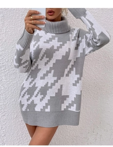 Détail du pull en maille pied-de-poule gris et blanc avec poignets côtelés et coupe oversize