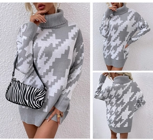 Trois vues d'une robe pull en maille pied-de-poule grise avec col roulé et sac zèbre