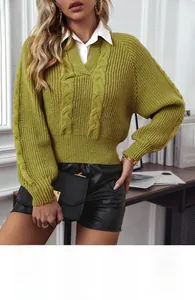 Detail der Zopfmuster-Strickung und des Hemdkragens am lässigen grünen Pullover