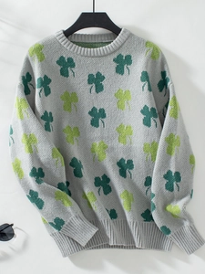 Détail du motif trèfle sur pull en tricot jacquard gris avec finitions côtelées