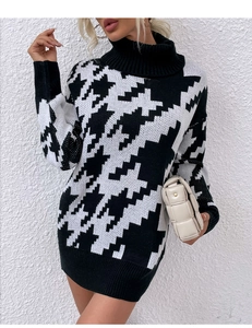 Détail du motif pied-de-poule et du col roulé sur une robe pull en maille épaisse