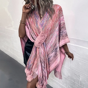 Damen-Strickponcho in Pink mit bunten Quasten, Pelz-Pompons und einer Pelzschnalle als Detail