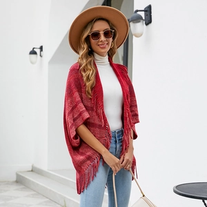 Châle poncho en tricot rayé pour femmes avec ourlet à franges et style bohème rouge